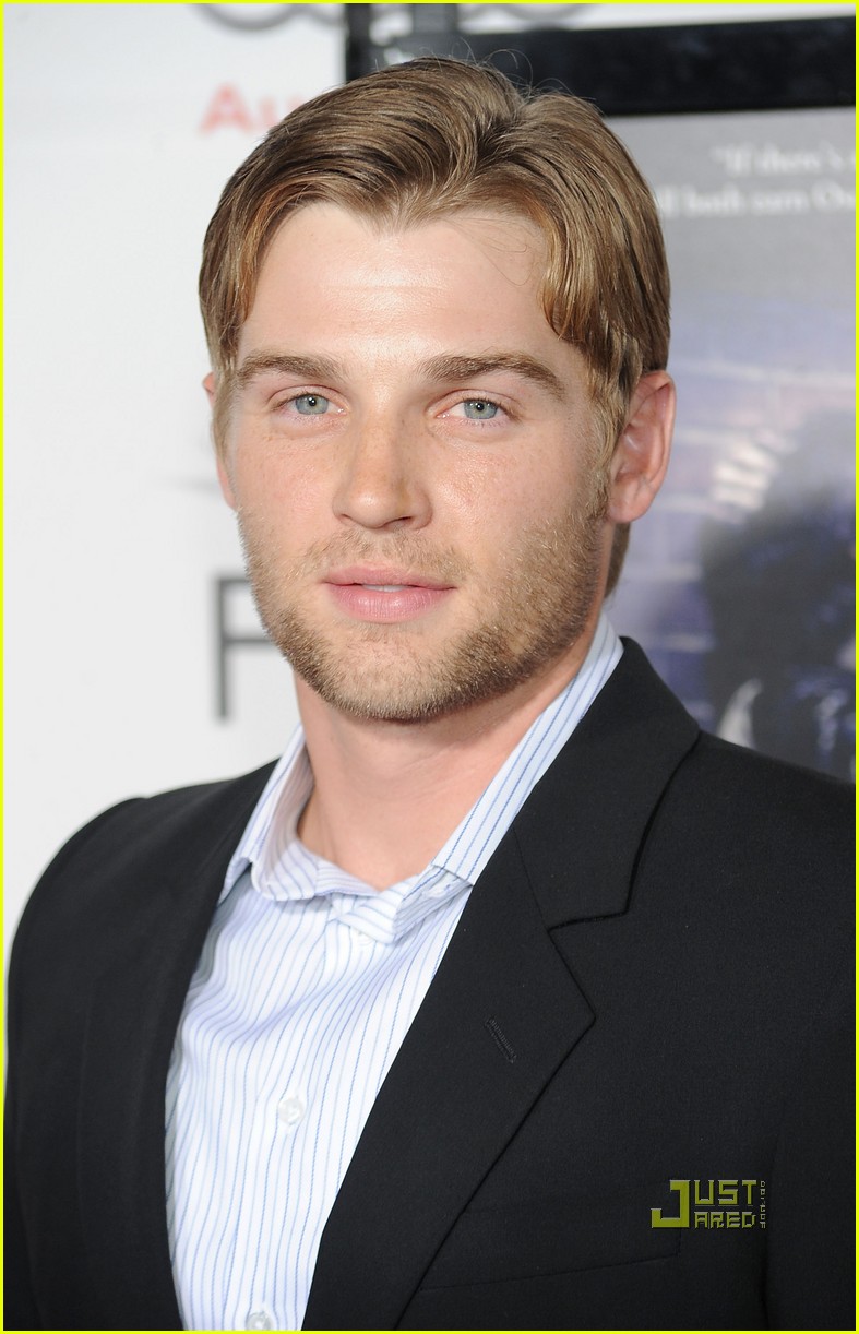 General photo of Mike Vogel