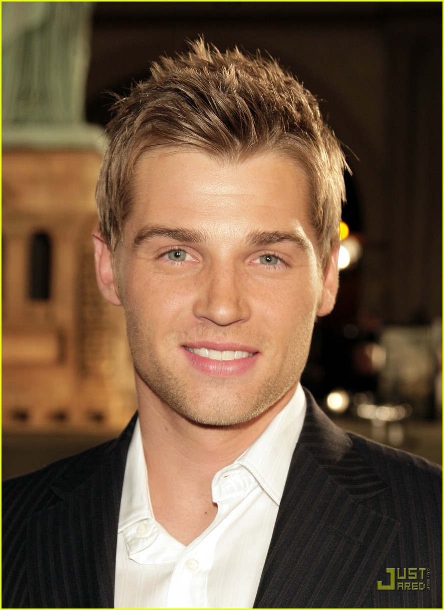 General photo of Mike Vogel