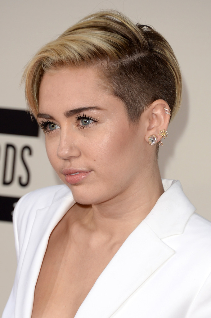 Miley Cyrus in American Music Awards 2013