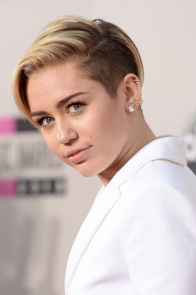 Miley Cyrus in American Music Awards 2013