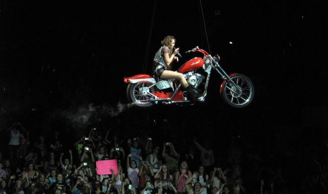 Miley Cyrus in Wonder World Tour 