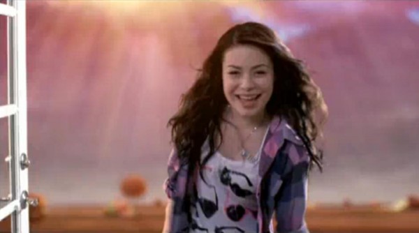 Miranda Cosgrove in Music Video: Raining Sunshine