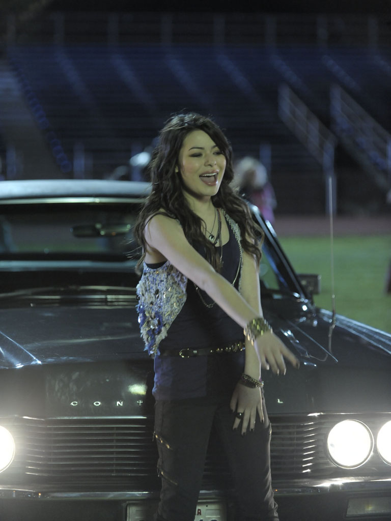 Miranda Cosgrove in Music Video: Dancing Crazy
