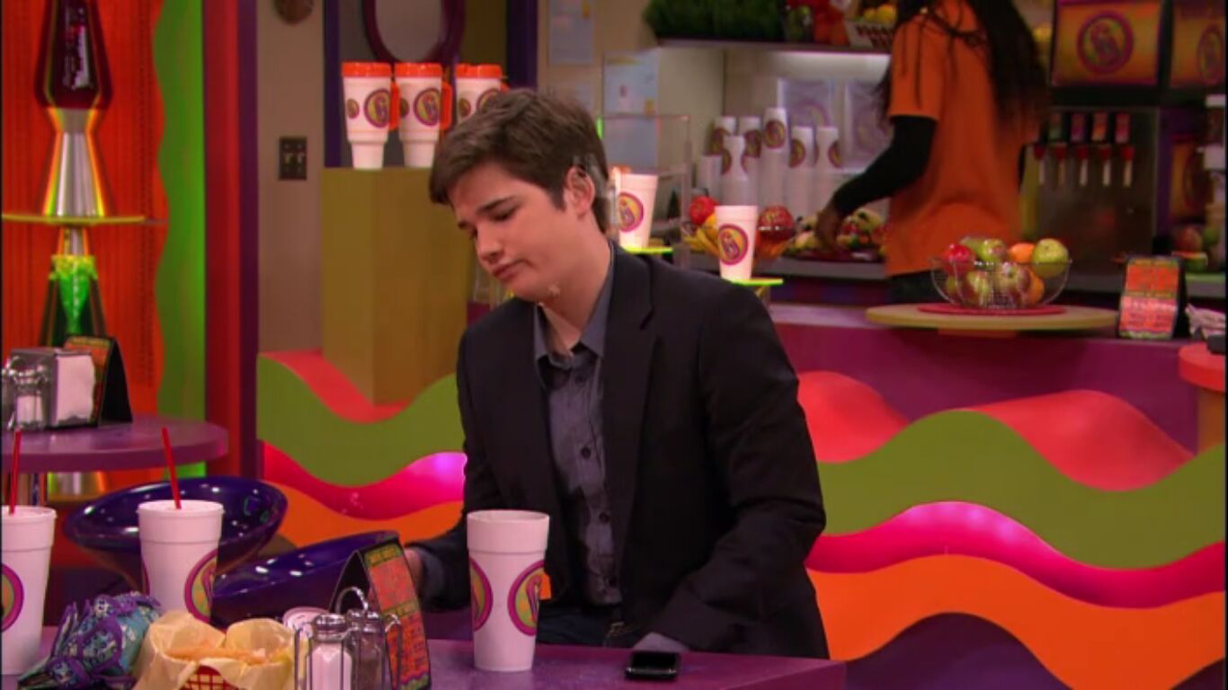 Nathan Kress in iCarly, episode: iSpeed Date