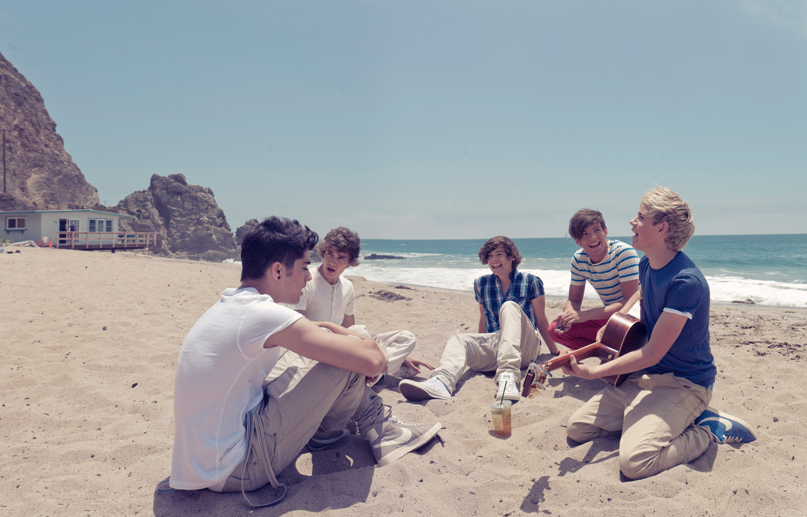 Do you know you beautiful. One Direction what makes you beautiful. Группа one Direction what makes beautiful. Niall Horan what makes you beautiful. Direction Beach.
