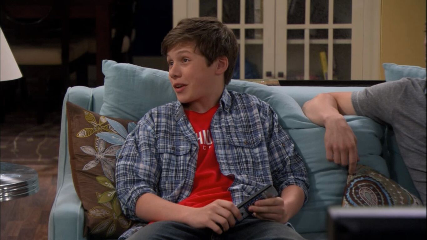 Nick Robinson in Melissa & Joey, episode: Boy Toys 'R' Us