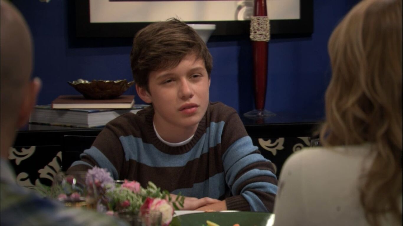 Nick Robinson in Melissa & Joey, episode: The Perfect Storm