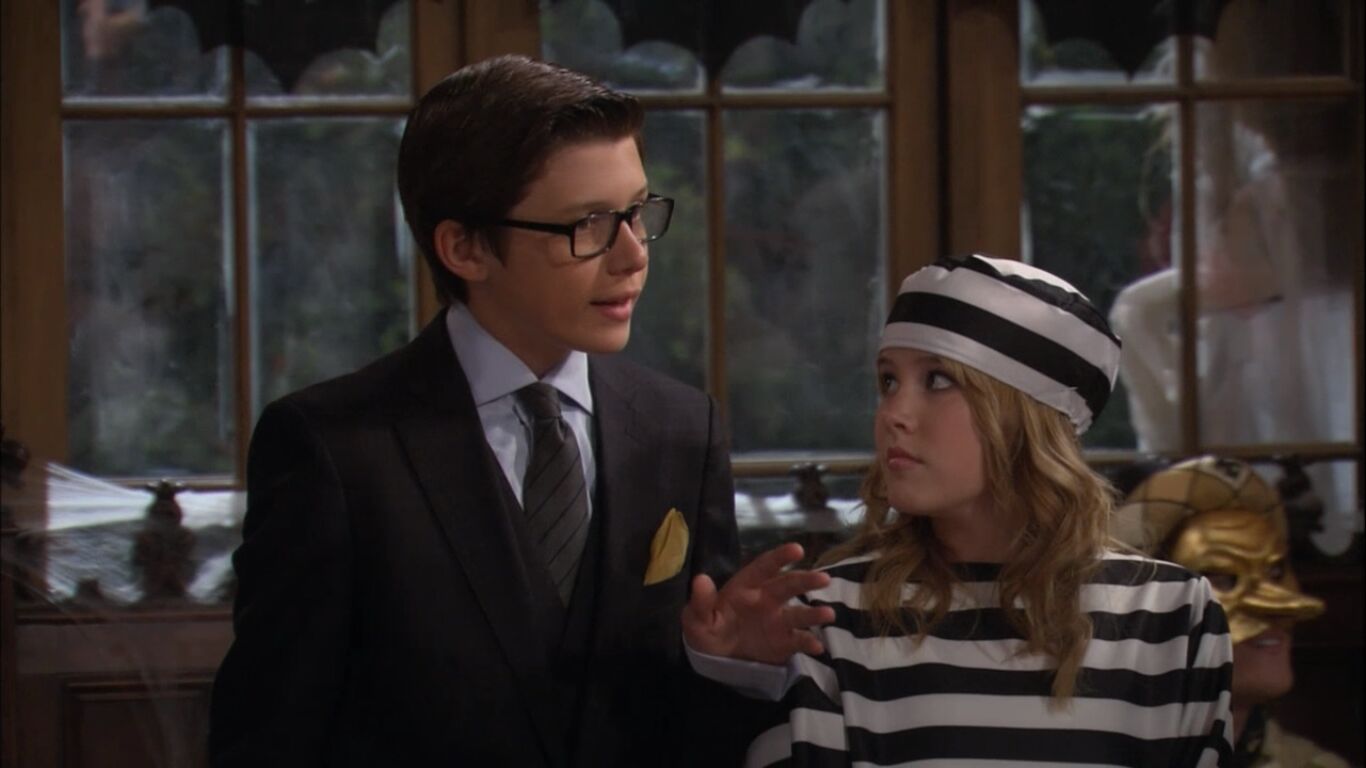 Nick Robinson in Melissa & Joey, episode: A Fright in the Attic