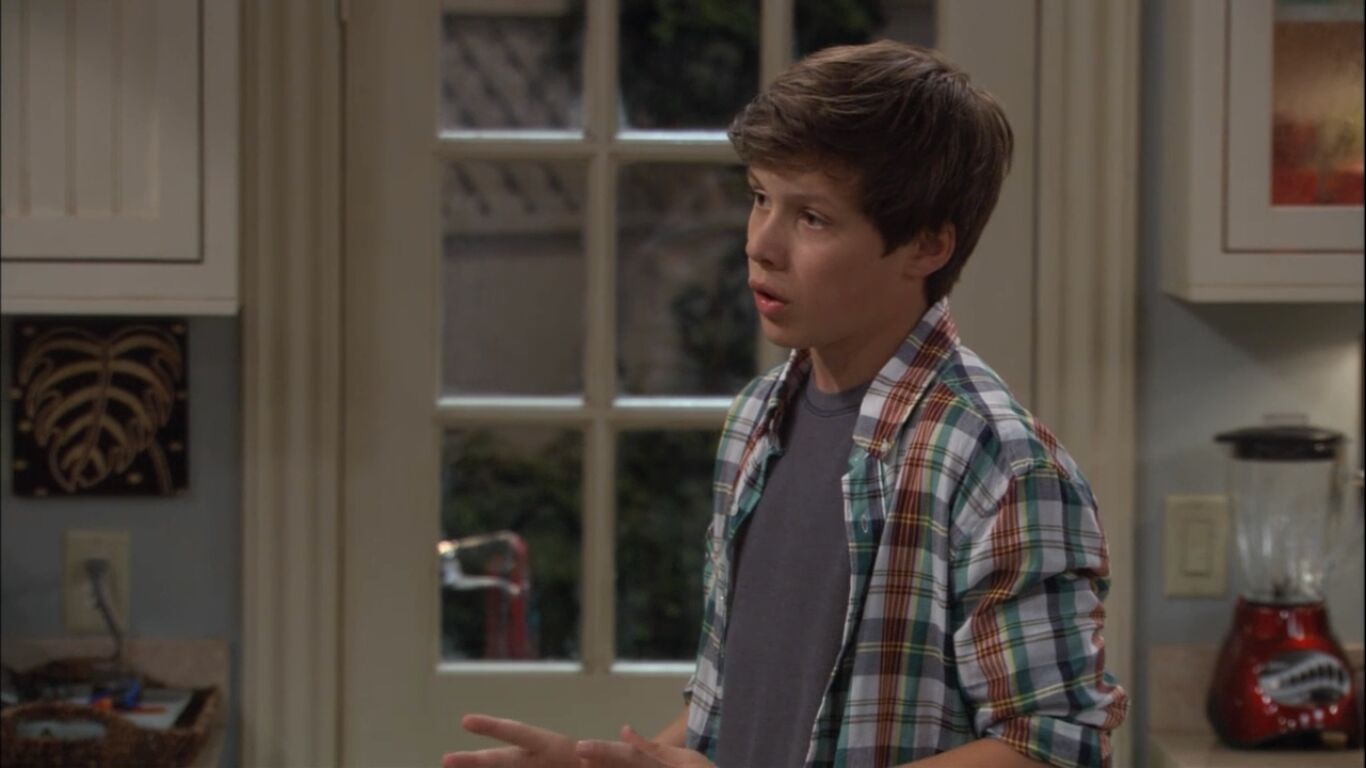 Nick Robinson in Melissa & Joey, episode: A Fright in the Attic