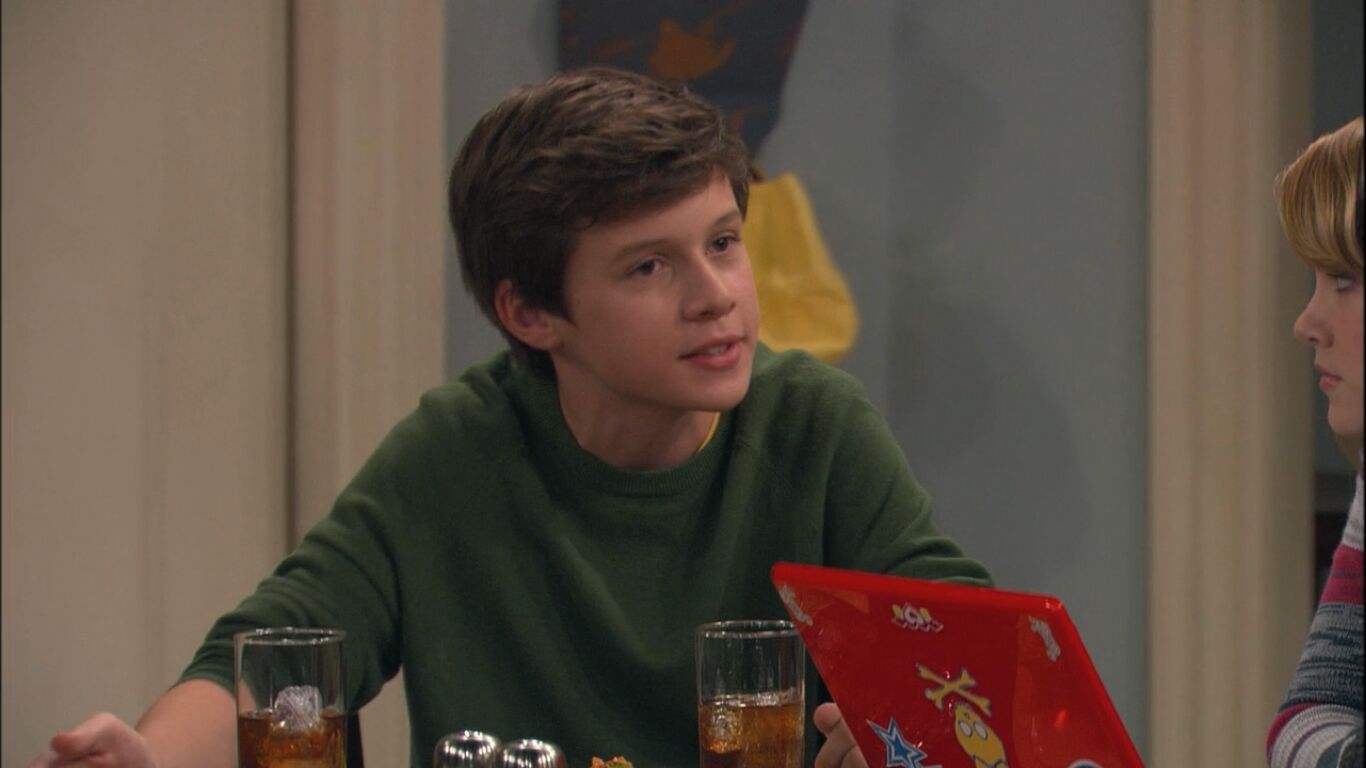 Nick Robinson in Melissa & Joey, episode: Enemies with Benefits