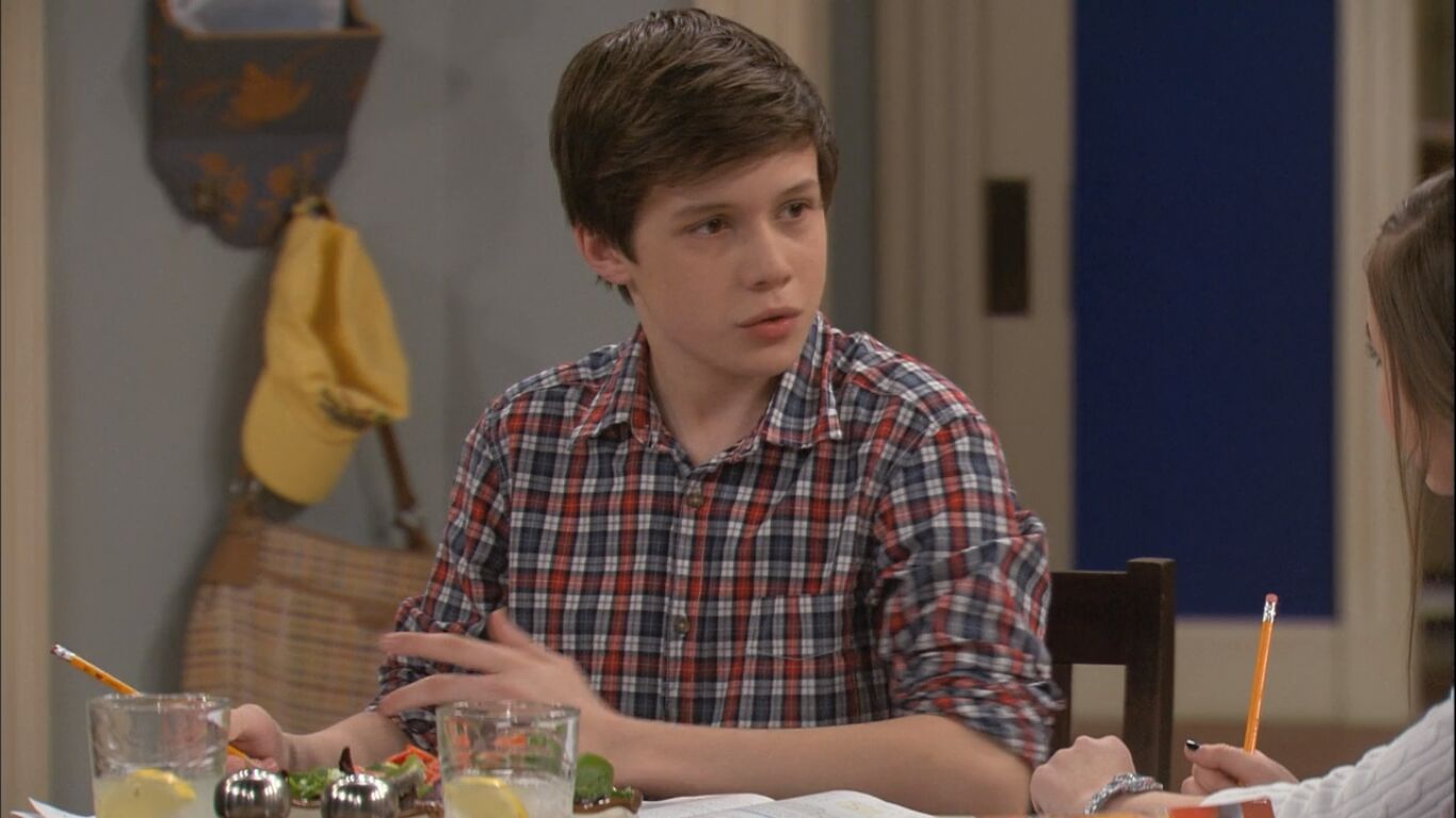Nick Robinson in Melissa & Joey, episode: Going the Distance?