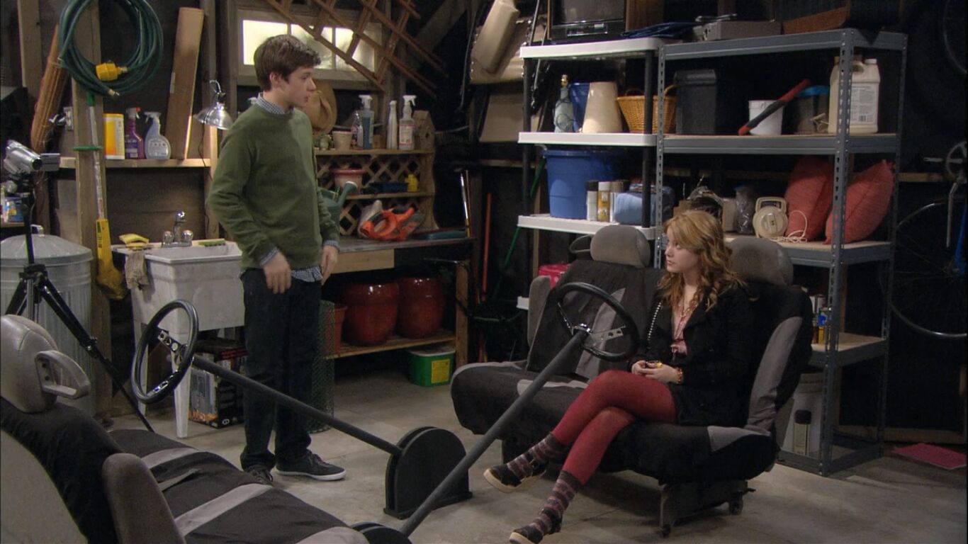 Nick Robinson in Melissa & Joey, episode: A House Divided