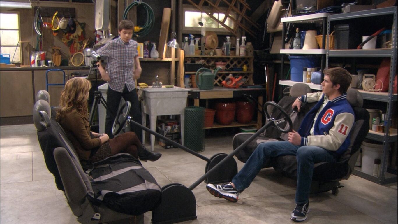 Nick Robinson in Melissa & Joey, episode: A House Divided