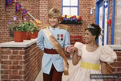 Nicole Gale Anderson in Imagination Movers