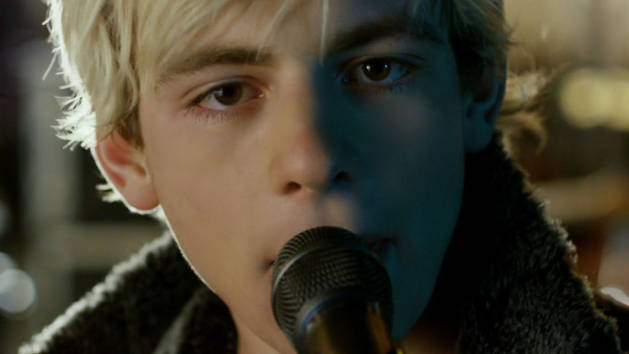 R5 in Music Video: (I Can't) Forget About You