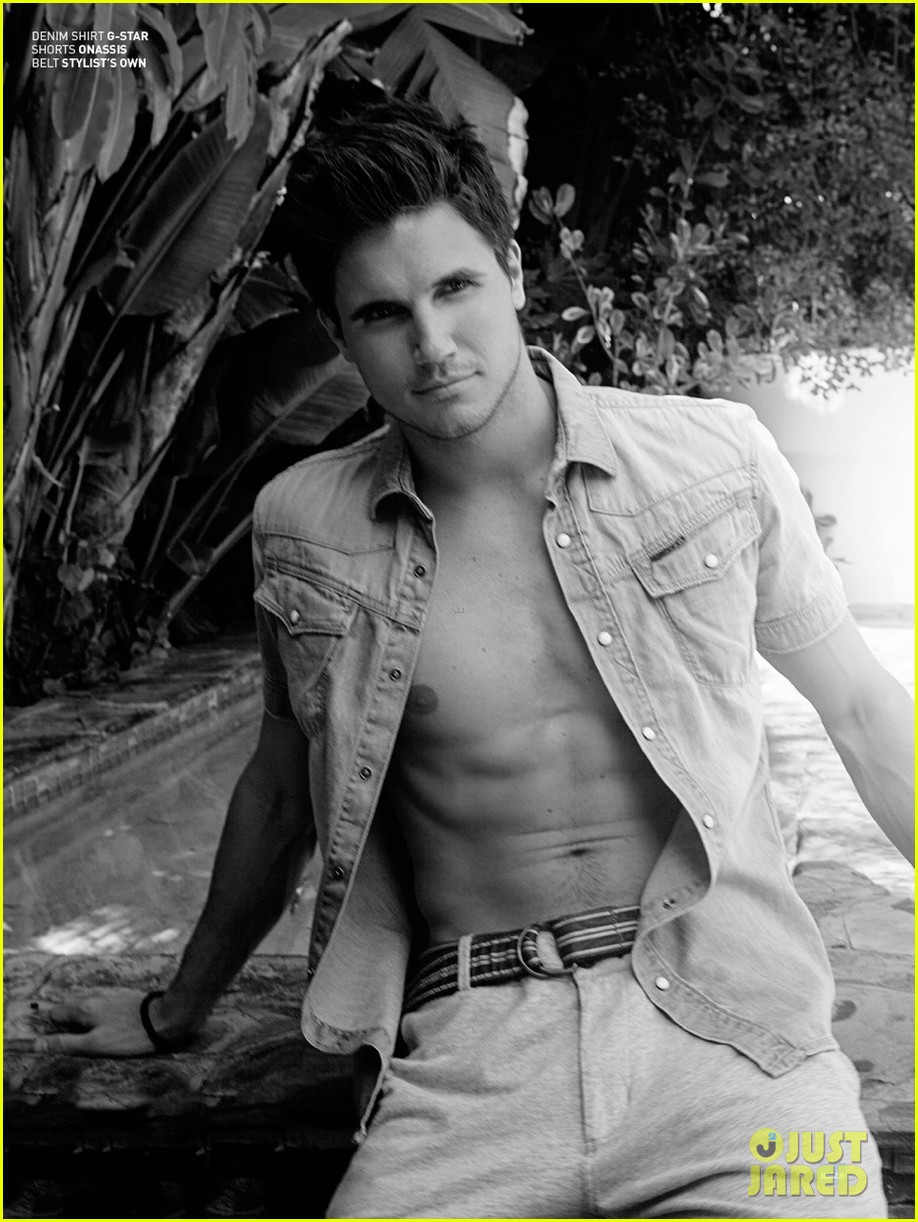 General photo of Robbie Amell