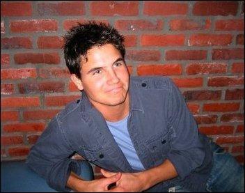 General photo of Robbie Amell