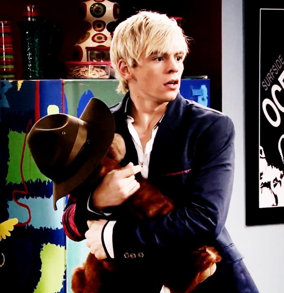 Ross Lynch in Austin & Ally