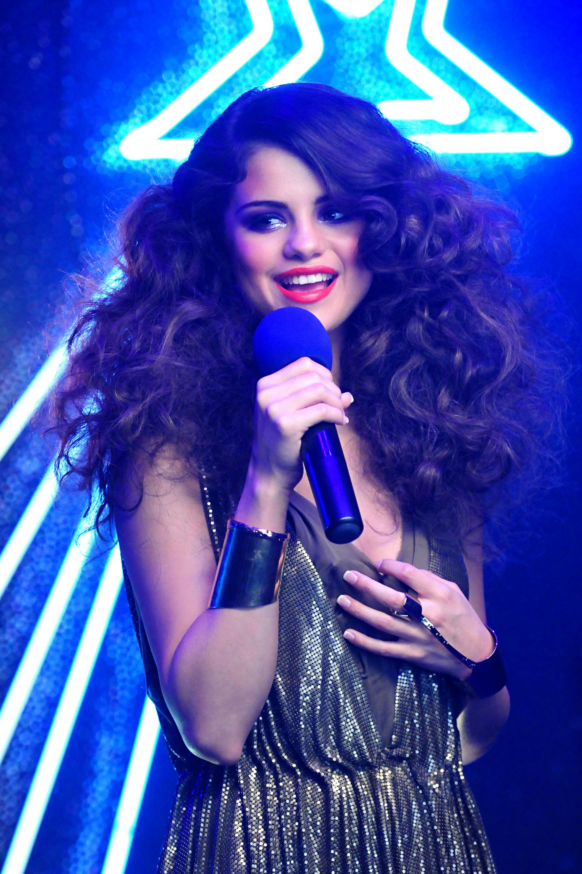 Selena Gomez in Music Video: Love You Like A Love Song