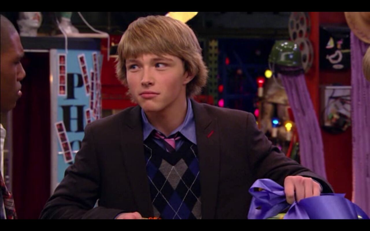 Sterling Knight in Sonny With A Chance