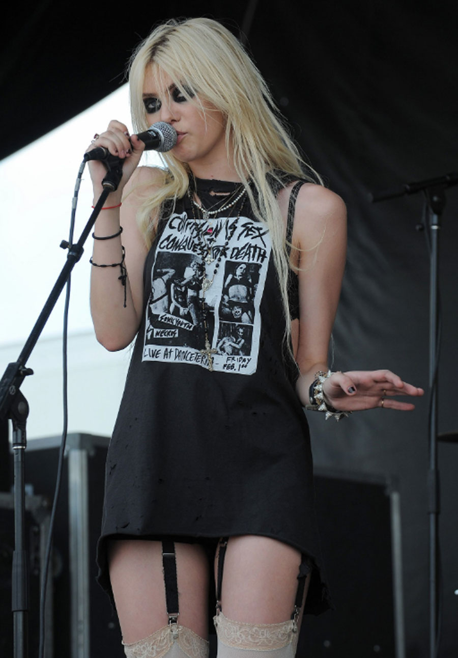 Taylor Momsen in Vans Warped Tour 2010