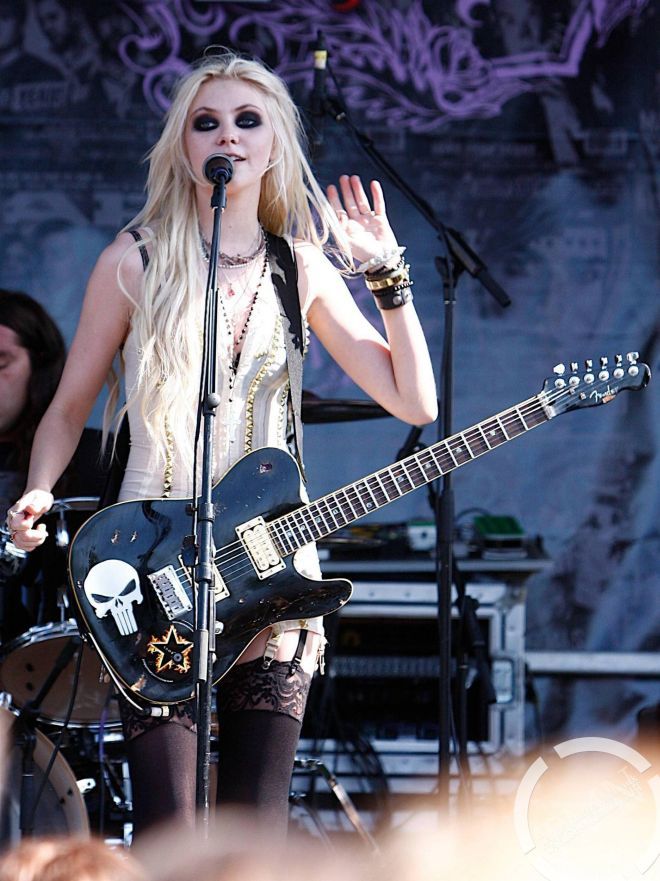 Taylor Momsen in Vans Warped Tour 2010