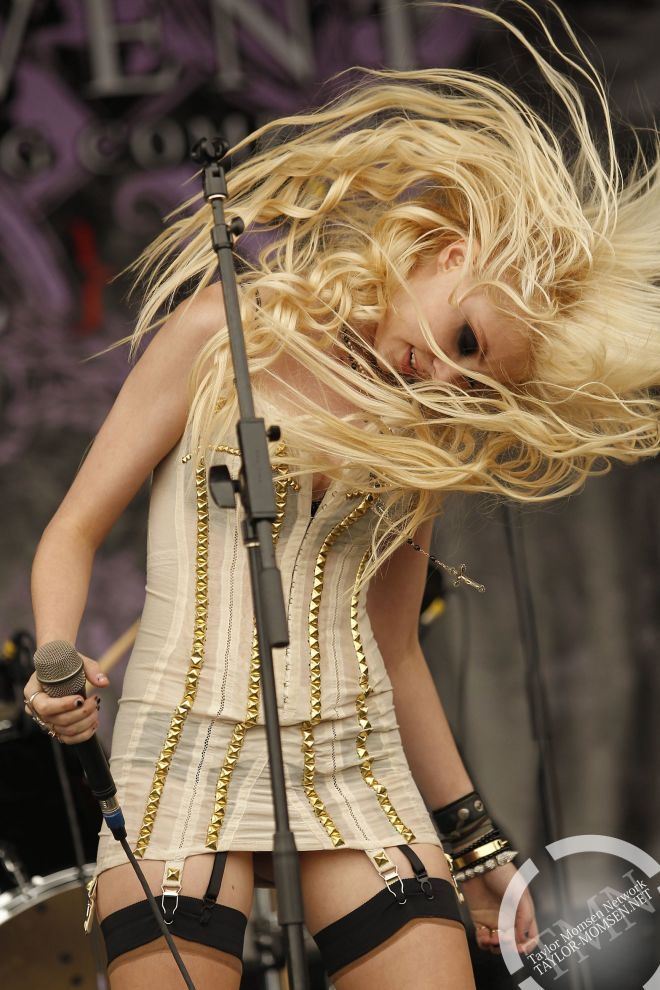 Taylor Momsen in Vans Warped Tour 2010