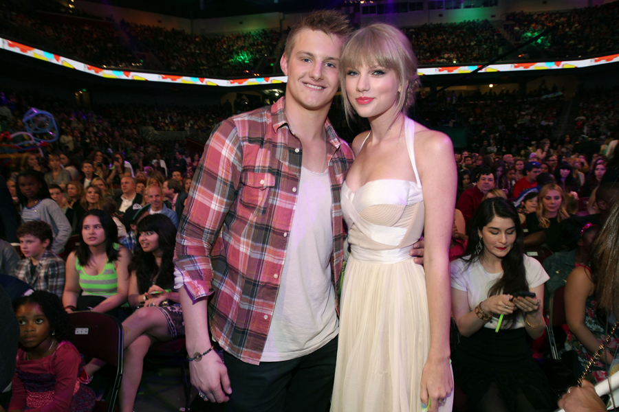 Taylor Swift in Kids' Choice Awards 2012