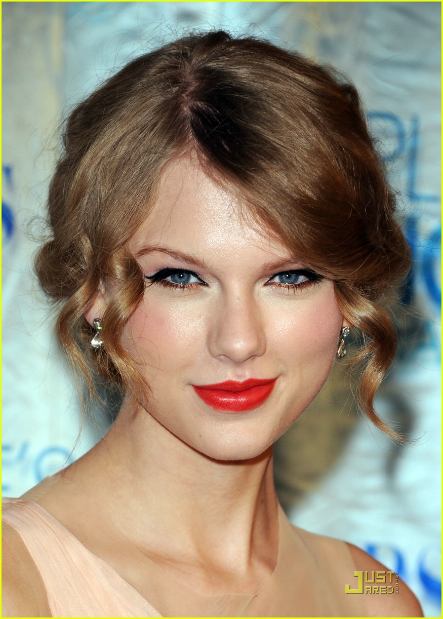 Taylor Swift in People's Choice Awards 2011