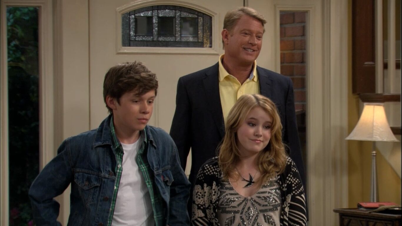 Taylor Spreitler in Melissa & Joey, episode: The Perfect Storm