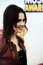 Laura Marano : laura-marano-1367125922.jpg