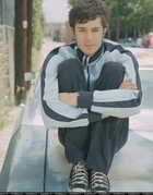 Adam Brody : TI4U_u1139442715.jpg