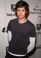 Adam Brody : TI4U_u1139694636.jpg