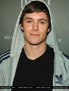 Adam Brody : TI4U_u1141198111.jpg