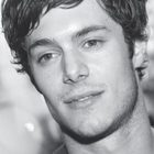 Adam Brody : TI4U_u1152411903.jpg