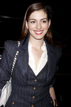 Anne Hathaway : anne-hathaway-1320783594.jpg