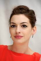 Anne Hathaway : anne-hathaway-1323479220.jpg