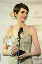 Anne Hathaway : anne-hathaway-1360234332.jpg