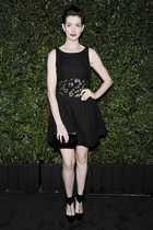 Anne Hathaway : anne-hathaway-1393778130.jpg