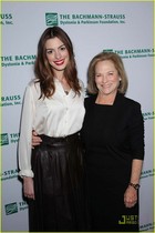 Anne Hathaway : anne_hathaway_1290882969.jpg