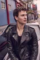 Ansel Elgort : ansel-elgort-1541359444.jpg