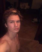 Ansel Elgort : ansel-elgort-1559428741.jpg