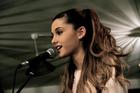 Ariana Grande : ariana-grande-1386167610.jpg