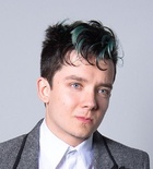 Asa Butterfield : asa-butterfield-1525034420.jpg