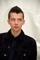 Asa Butterfield : asa-butterfield-1534718702.jpg