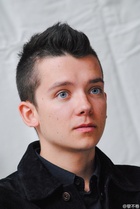 Asa Butterfield : asa-butterfield-1534736401.jpg