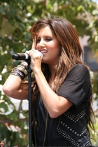 Ashley Tisdale : ashley_tisdale_1260337847.jpg