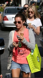 Ashley Tisdale : ashley_tisdale_1272291655.jpg