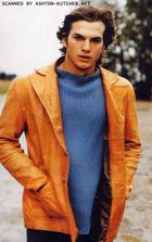 Ashton Kutcher : TI4U_u1135655511.jpg