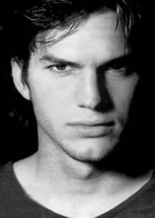 Ashton Kutcher : TI4U_u1135990718.jpg